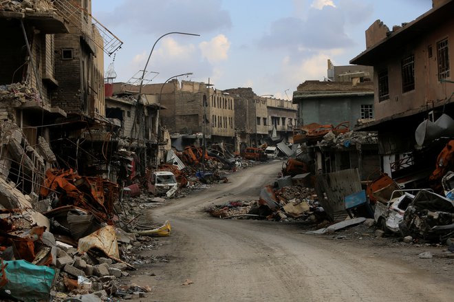 Uničenje, ki ga je v bombardiranju koalicijskih sil doživel Mosul, je bilo primerljivo z uničenjem nekaterih evropskih mest med drugo svetovno vojno. FOTO: Reuters