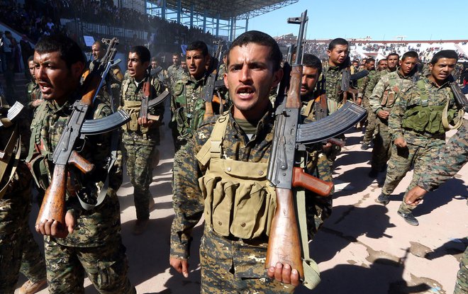 Pripadniki Sirskih demokratičnih sil (SDF). FOTO: Aboud Hamam/Reuters
