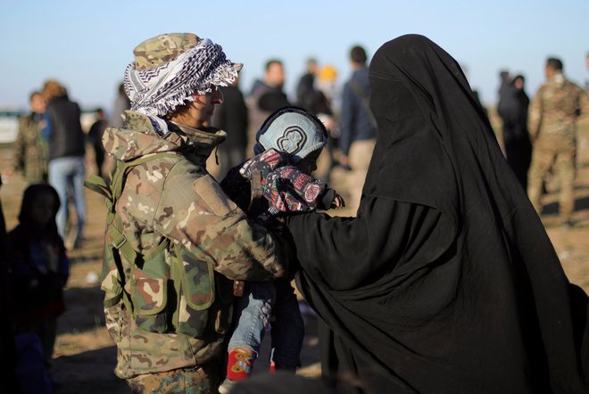 V zadnjih dneh je oblegano vasico zapustilo približno 3000 civilistov. FOTO: Reuters