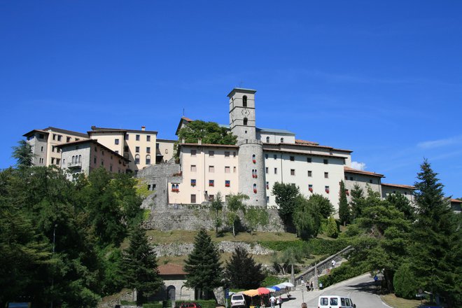 V samostanu na Stari gori nad Čedadom je med letoma 1492 in 1498 nastal Starogorski rokopis, eden od rokopisnih spomenikov slovenskega jezika. V besedilu prevladujejo gorenjske jezikovne značilnosti ob notranjsko-kraških in redkih beneških prvinah. Pričajo o razširjenosti mednarečnega pisnega jezika s posameznimi pokrajinskimi vplivi. Foto Blaž Močnik