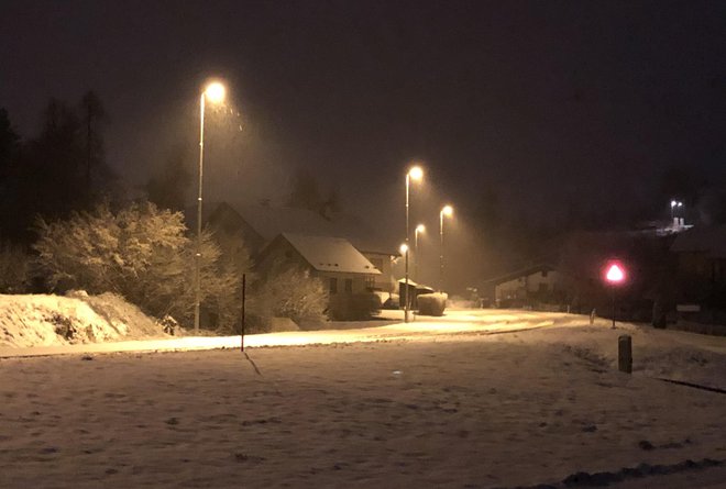 Na Gorenjskem in Notranjskem so se ljudje prebudili v zasneženo jutro. FOTO: Aljaž Vrabec