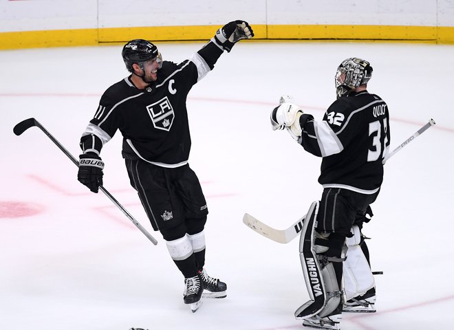 Anže Kopitar se je takole z vratarjem Jonathanom Quickom veselil zmage nad hokejisti moštva Toronto Maple Leafs. FOTO: AFP