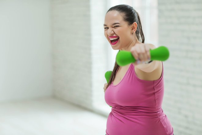 Morda je najpomembnejše, da nam raziskava ne (do)pove zgolj tega, kako nam lahko povečanje sprehodov ali drugih aerobnih dejavnosti s treningom z utežmi pomaga, da se izognemo debelosti.<strong> </strong>FOTO:&nbsp;Shutterstock