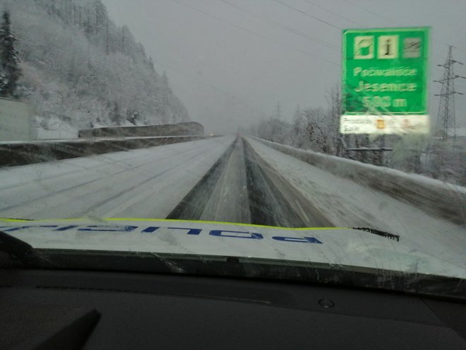 Sneg se marsikje oprijema cestišča. FOTO: Policija