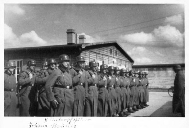 Postroj nacističnih paznikov v času delovanja taborišča Neuengamme. Foto Holocaustresearchproject.urg