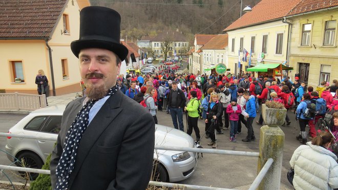 V Višnji Gori bo pohodnike pričakal sam Josip Jurčič. FOTO: Bojan Rajšek/Delo