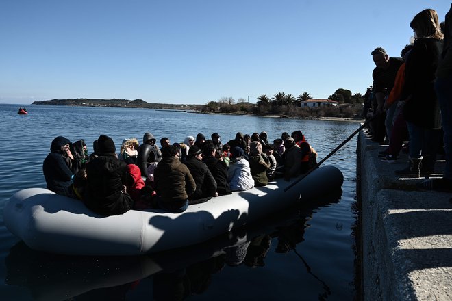 Trammerja so napadli, ker je fotografiral, kako otočani onemogočajo izkrcanje beguncev iz čolna. FOTO: Aris Messinis/AFP