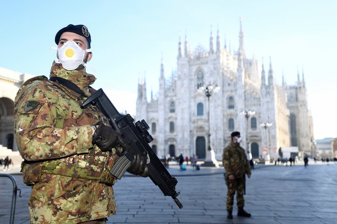 Vojaki pred milansko katedralo, ki je zaradi odločitve oblasti zaprta. FOTO: Reuters