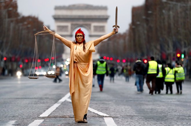 V Franciji na valu feminističnega gibanja počasi vendarle padajo še pred kratkim vsemogočni mačisti. FOTO: Reuters