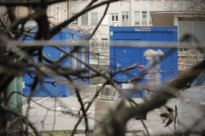 Sprejemni zabojniki pred Infekcijsko kliniko v Ljubljani. FOTO: Uroš Hočevar/Delo