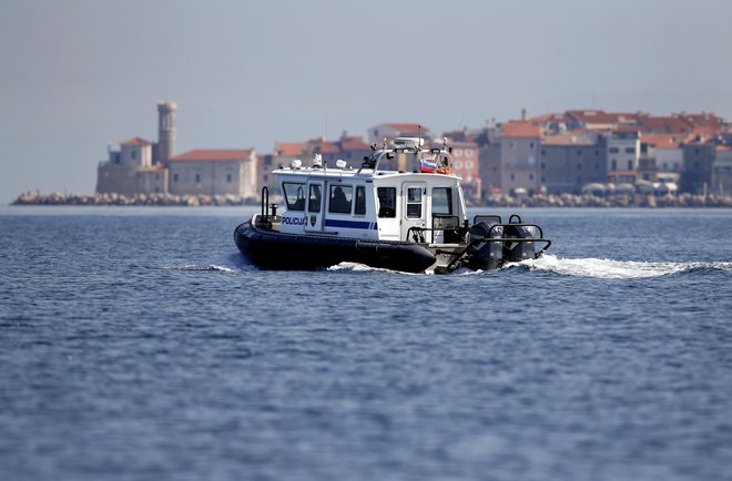 Čoln slovenske policije v Piranskem zalivu. FOTO: Matej Družnik/Delo