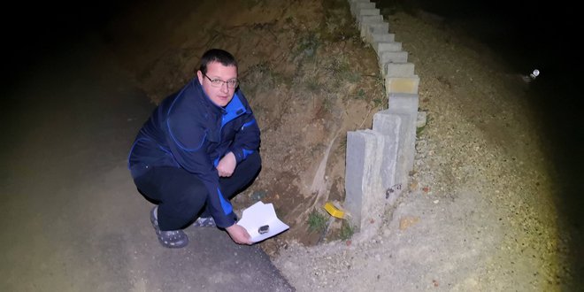 Gregor Kos in lokacija, kjer je našel kamenček. FOTO: Bojan Ambrožič