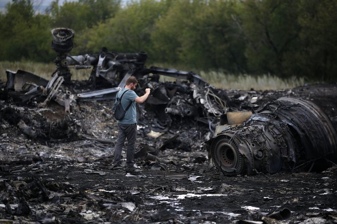 Med potniki sestreljenega malezijskega boeinga je bilo največ Nizozemcev. FOTO: Reuters