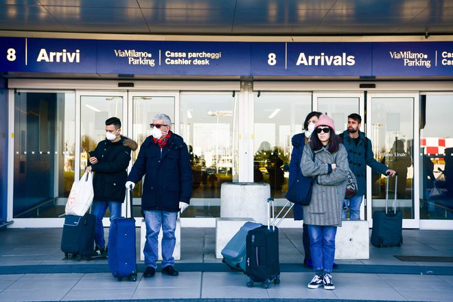 Na letališčih je zaradi koronavirusa manj potniškega prometa, potniki pa večinoma nosijo tudi zaščitne maske. FOTO: AFP