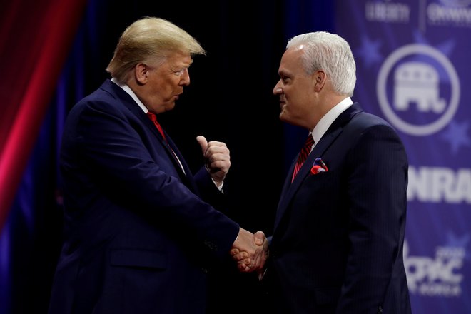 Rokovanje predsednika Donalda Trumpa z Mattom Schlappom iz Ameriške konservativne zveze ACU. FOTO: Yuri Gripas/Reuters