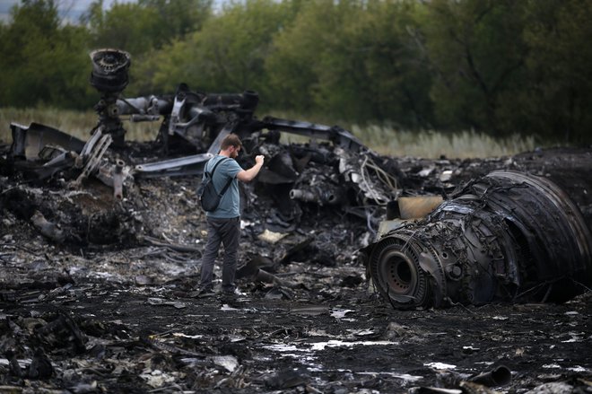 Kraj blizu naselja Grabovo v vzhodni Ukrajini, kjer je sestreljeno letalo boeing 777 17. julija 2014 treščilo na tla. FOTO: Maxim Zmeyev/Reuters