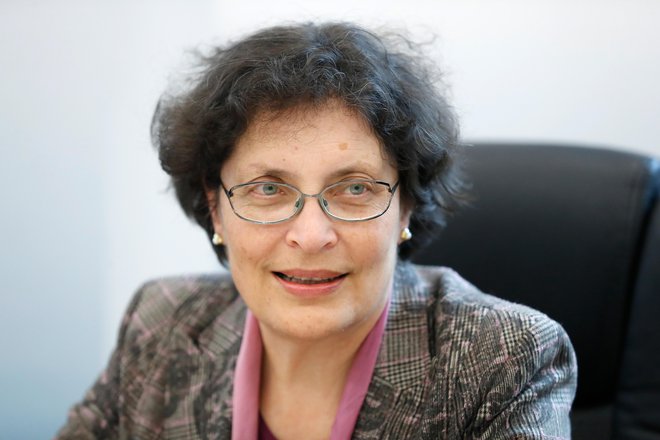 Dr. Zdenka Čebašek Travnik, predsednica Zdravniške zbornice Slovenije: &raquo;Zdravniki ugotavljamo, da v naši državi ni nikogar, ne osebe ne institucije, ki bi prevzela osebno odgovornost za vsa priporočila in navodila, ki jih dajejo na MZ in NIJZ zdravnikom.&laquo; FOTO: Uroš Hočevar/Delo