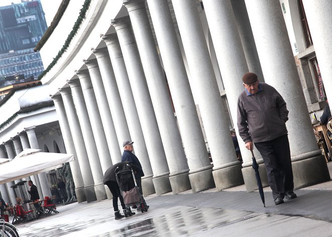 Stanovalci lahko odhajajo iz doma, pri tem jim dajo ustrezna navodila. Foto Mavric Pivk