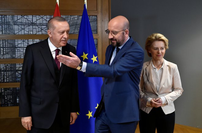 Predsednik evropskega sveta Charles Michel (sredina), turški predsednik&nbsp;Recep Tayyip Erdoğan (levo) in predsednica evropske komisije Ursula von der Leyen so se danes sestali v Bruslju. FOTO: Reuters