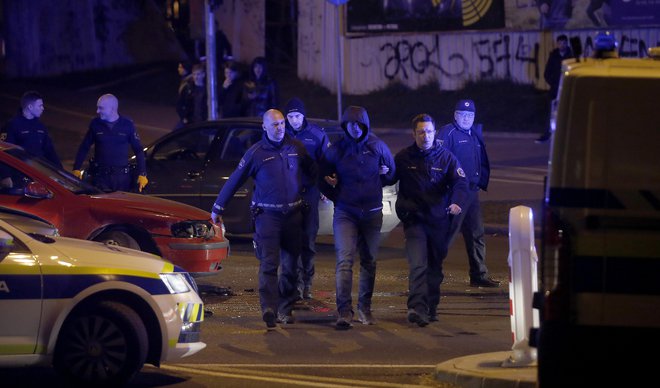 Policijska intervencija na Dunajski cesti v Ljubljani. FOTO: Blaž Samec/Delo