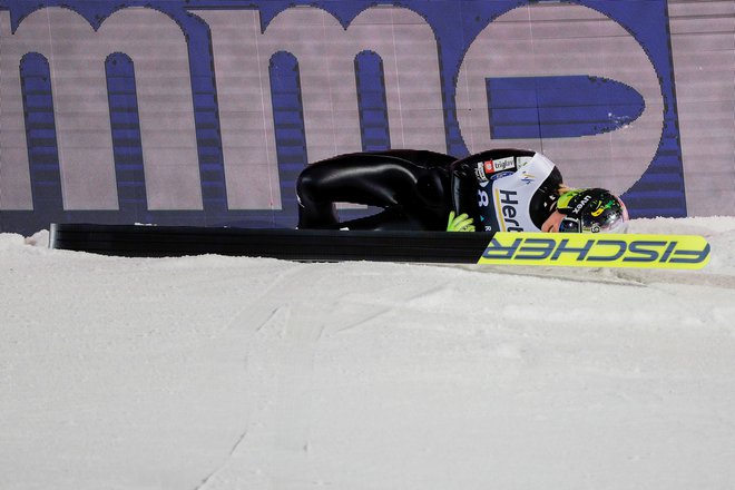 Nika Križnar je po finalnem skoku silovito trčila v zaščitno ogrado na koncu izteka. FOTO: Reuters