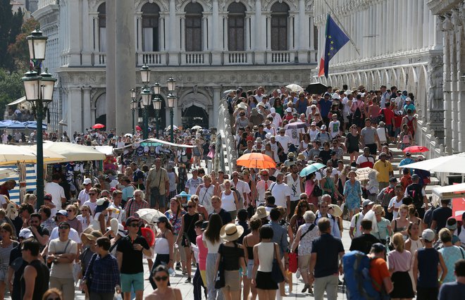 Mislim, da s stalnim govorjenjem o prezasičenosti pretiravamo (na fotografiji turisti v Benetkah). FOTO: Reuters
