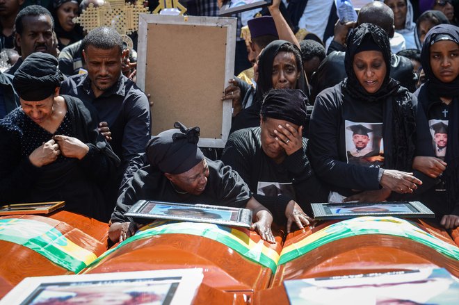 Skupinski pogreb žrtev je bil včeraj v katedrali Svete Trojice v Adis Abebi. FOTO: Samuel Habtab/AFP