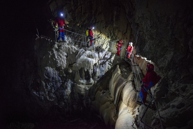 Ogled Hankejevega kanala traja približno tri ure, a mine (pre)hitro. Poleg naravnih znamenitosti k njegovi vznemirljivosti pripomorejo tudi izurjeni jamski vodniki s kopico zanimivih informacij. FOTO: Borut Lozej