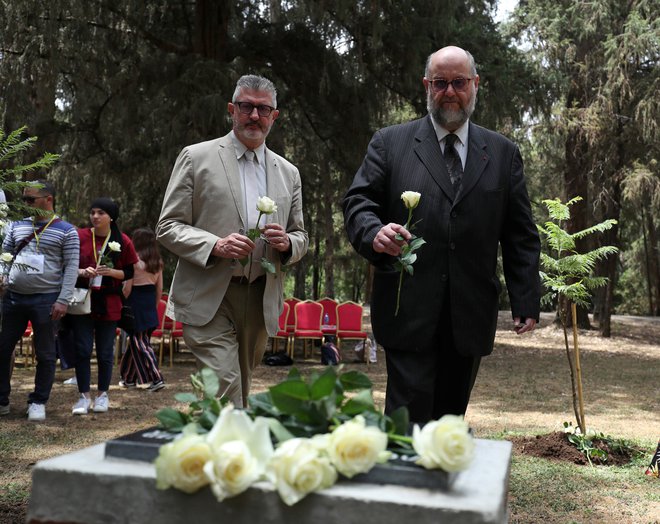 V nedeljo so svojci umrlih prišli na žalno slovesnost ob obletnici nesreče pred francosko ambasado v Adis Abebi.&nbsp; FOTO: Tiksa Negeri/ Reuters