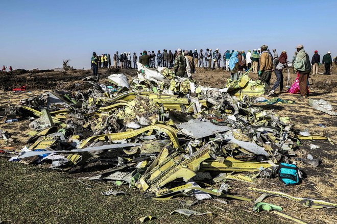 Dan po nesreči, 11. marca lani, so preiskovalci na kraju nesreče v bližini etiopijskega mesta Bishoftu že zbrali kup razbitin ponesrečenega letala Ethiopian Airlines. FOTO: Michael Tewelde/AFP