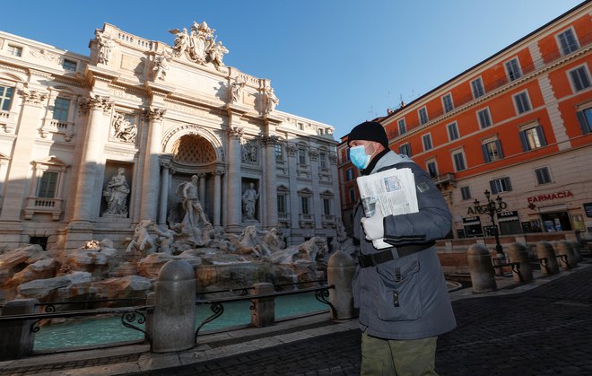 Italijani so na ulicah le še zaradi nujnih opravkov. FOTO: Mangiapane/Reuters