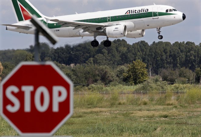 Potnike z italijanskih letališč zavračajo. FOTO: Max Rossi/Reuters