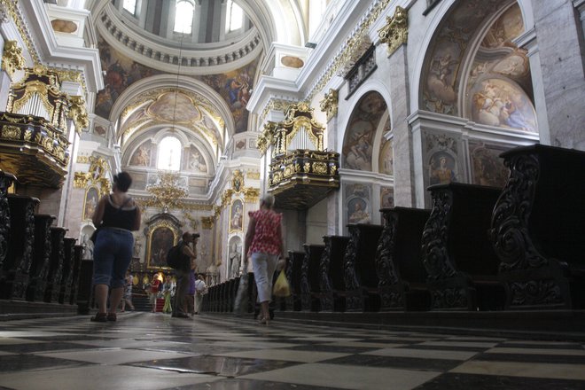 Sicer pa v katoliških cerkvah in pri bogoslužju že veljajo sprejeta navodila. Tako morajo duhovniki izprazniti kropilnike z blagoslovljeno vodo ob vhodu v cerkev. FOTO: Mavric Pivk/Delo