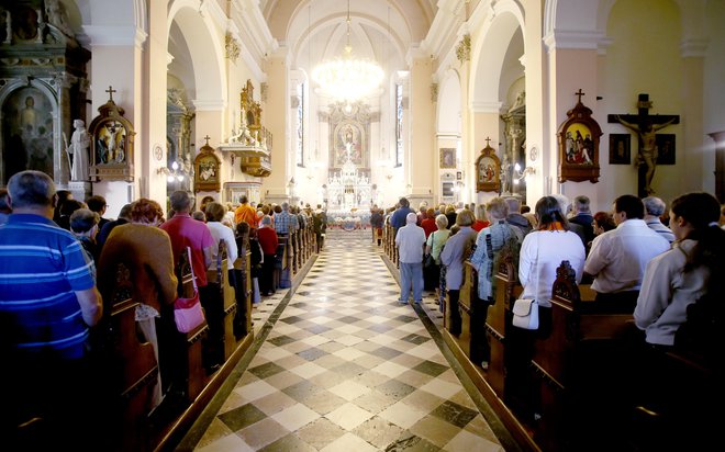 Slovenski škofje so na včerajšnjem zasedanju v Murski Soboti pozvali katoličane k molitvi za zdravje in upoštevanju navodil za preprečevanje epidemije koronavirusa. FOTO: Roman Šipić/Delo