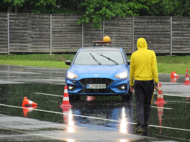 Finale letošnjega tekmovanja bo 12. maja v Centru varne vožnje AMZS na Vranskem. Lani so morali tekmovalci med drugim voziti tudi z žogo na strehi. FOTO: Špela Kuralt/Delo