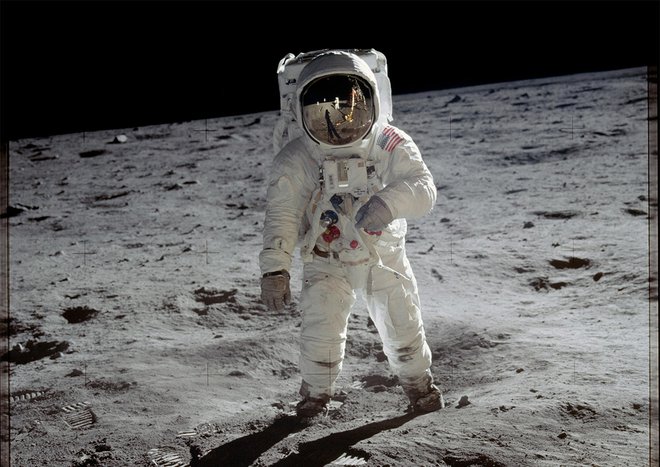 Buzz Aldrin na Luni (Neila Armstronga lahko opazite v vizirju na čeladi). FOTO: Nasa