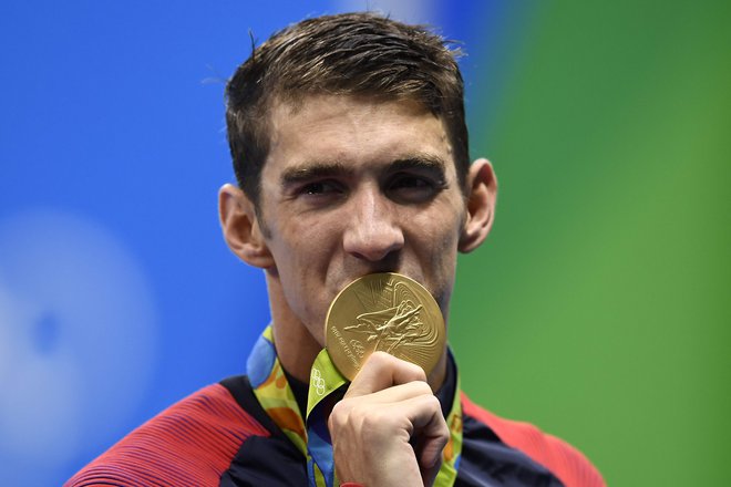 Michael Phelps z eno od osvojenih zlatih kolajn na olimpijskih igrah v Riu. Pozneje je priznal, da se je boril z depresijo. FOTO: Gabriel Bouys/AFP