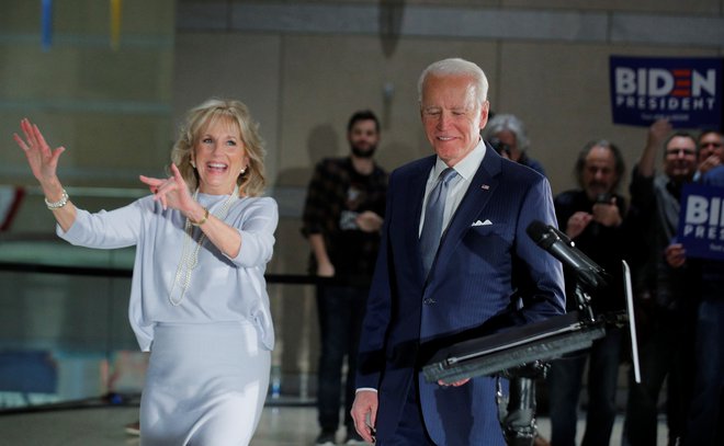 Nekdanji podpredsednik Joe Biden s soprogo Jill. FOTO: Brendan Mcdermid/Reuters