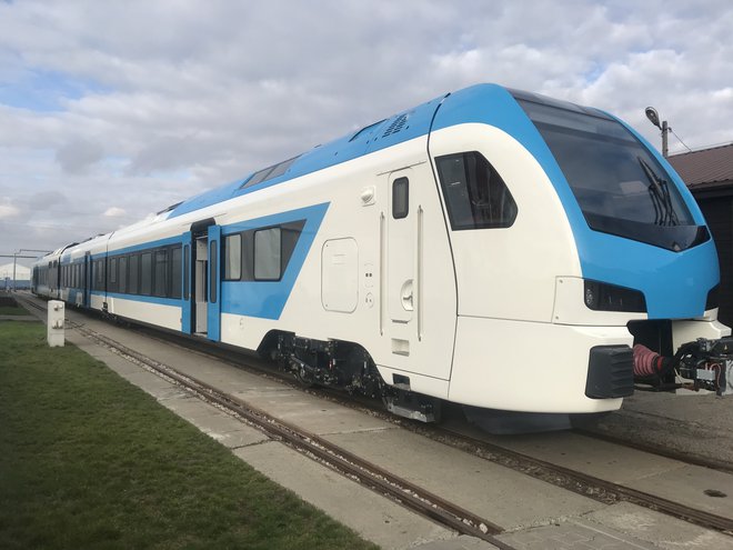 Po domačih tirih se bodo do konca leta novili novi vlaki Stadler. FOTO: Slovenske železnice