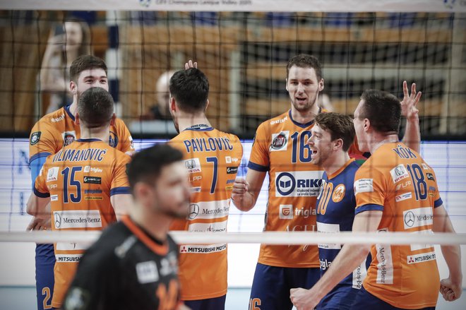 V vrstah ACH Volleyja je bil eden od odbojkarjev pozitiven na testu za koronavirus. FOTO: Uroš Hočevar