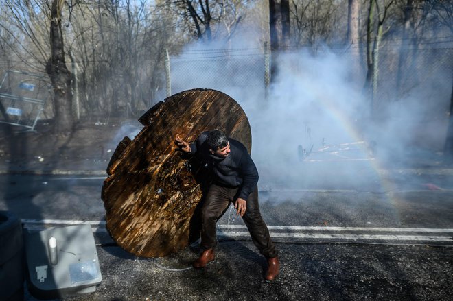 Begunci na meji so tarče nasilja policije in vojske. FOTO: Bulent Kilic/AFP