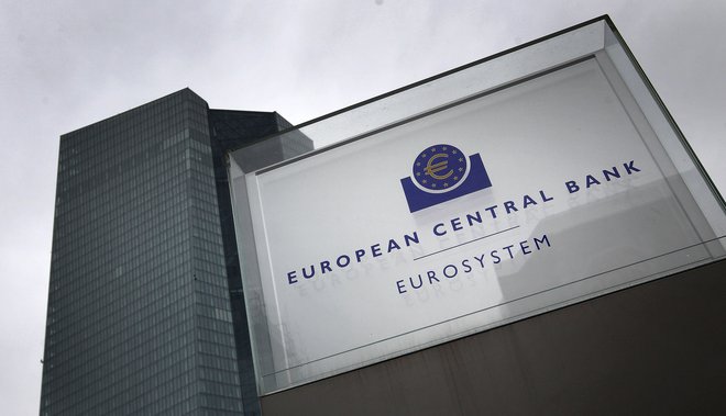 ECB se je v prvem paketu ukrepov osredotočila na zagotavljanje likvidnostne podpore, ni pa se odločila za dodatno znižanje ključnih obrestnih mer. FOTO: Daniel Roland/AFP