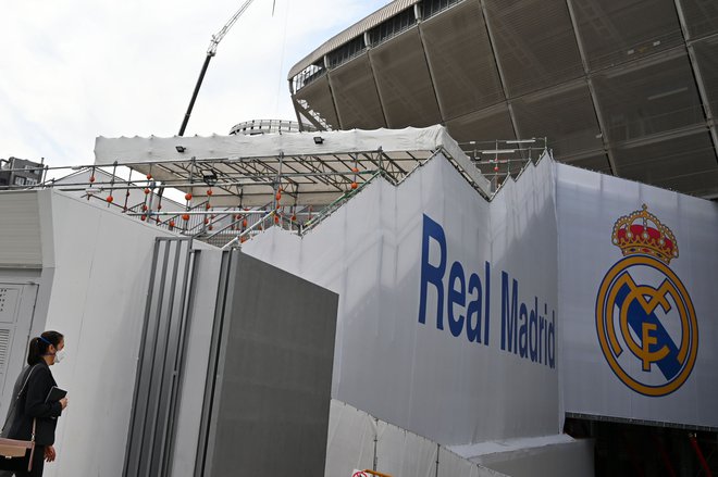 Štadion Santiago Bernabeu bo nekaj časa sameval, igralci Real Madrida so v karanteni. FOTO: AFP