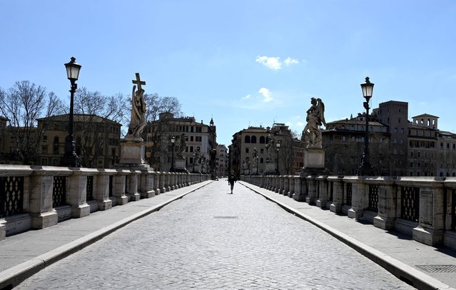 V Italiji, najbolj prizadeti evropski državi, od danes veljajo še strožji ukrepi karantene. Foto: Tiziana Fabi/Afp