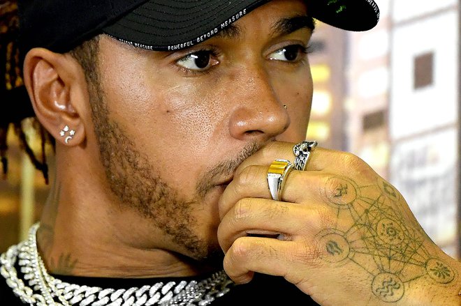 Lewis Hamilton je bil začuden, ker F1 še ni prekinila sezone. FOTO: AFP