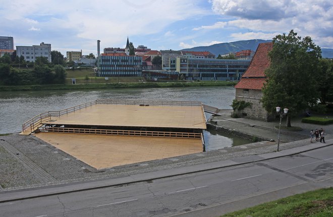 Na mariborski občini trdijo, da plavajoči oder ni črna gradnja in da ga kljub odločbi inšpektorata ne nameravajo odstraniti, hkrati pa napovedujejo, da ga bodo jeseni razstavili in znova postavili prihodnjo pomlad. Doslej so na občini kot prednost odra po