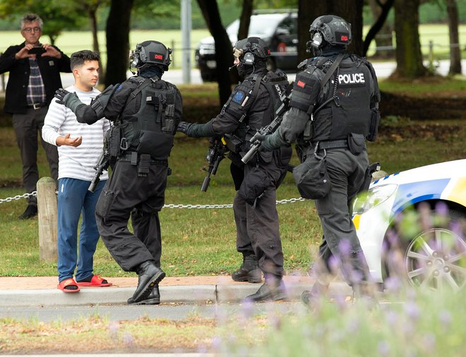 Policisti so aretirali tri moške in žensko, pri aretaciji so pomagali nekateri pogumni očividci. FOTO: Reuters