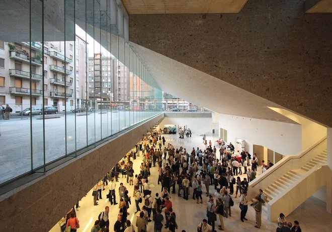 Arhitektki sta si univerzo Luigi Bocconi v Milanu zamislili kot kraj izmenjave, trg idej, kot veliko tržno halo, ki deluje kot filter med mestom in univerzo, in tako dopustili, da tudi mesto vstopa v univerzitetni svet. Foto&nbsp;Alexandre Soria/ arhiv Pritzkerjeve nagrade