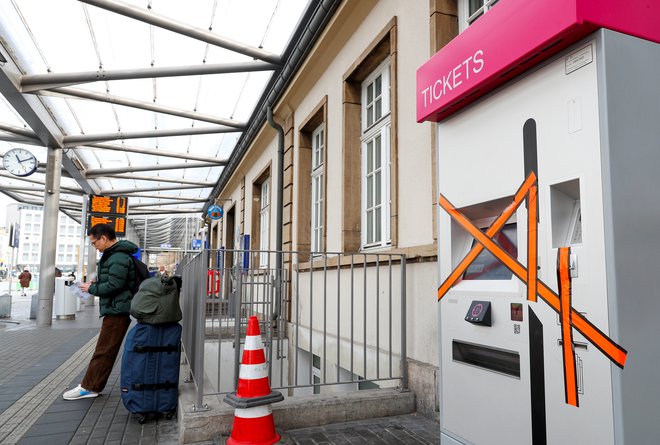 Avtomati za nakup avtobusnih vozovnic niso več potrebni. FOTO: Reuters