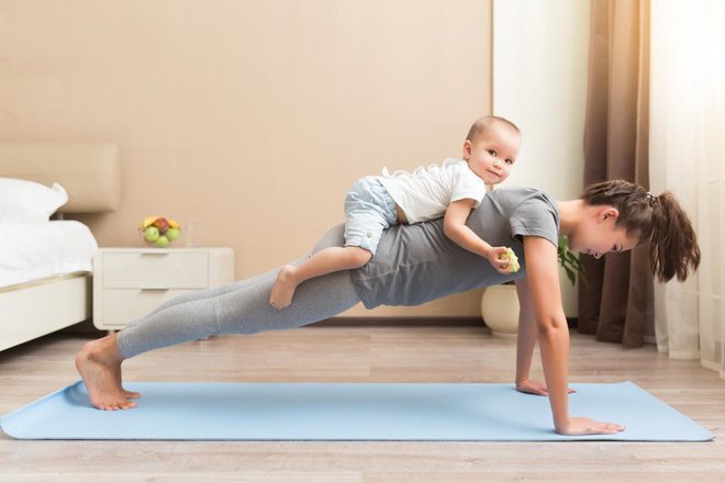 Pri vadbi nam lahko pomaga tudi otrok, na primer. FOTO: Shutterstock